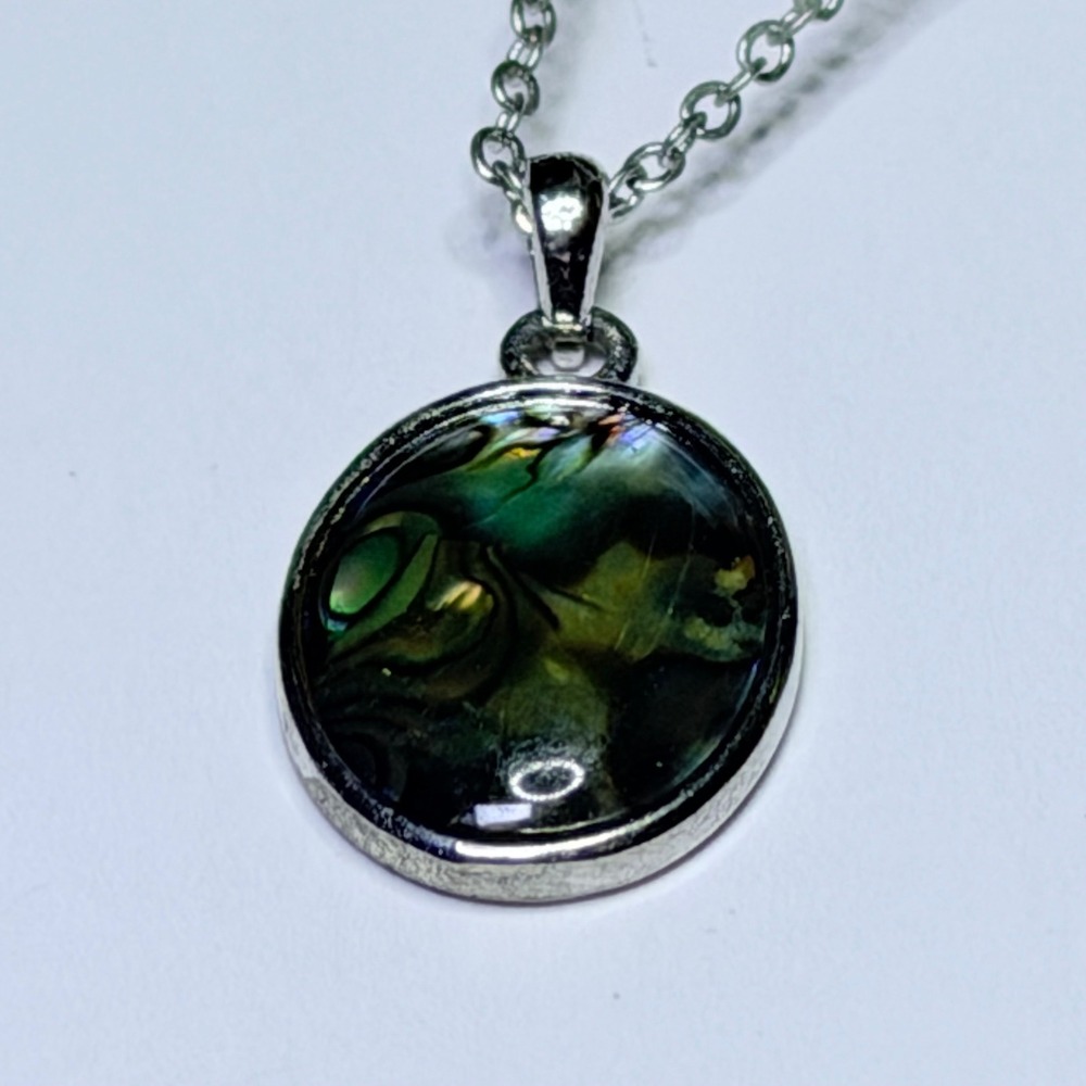 Abalone Shell Pendant‎ Necklace Silver Tone Oval Iridescent Blue Green Boho